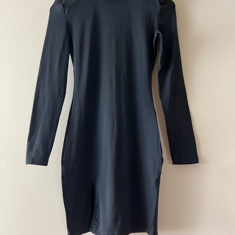 Fitted little black dress. - Picture 3 of 4